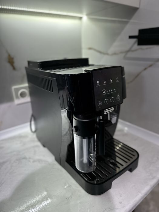 Кофемашина Delonghi magnifica start