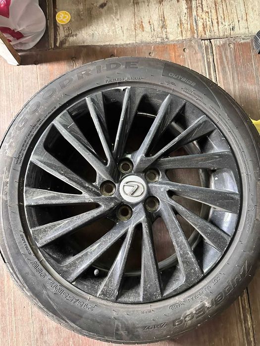 Диски R17 черного цвета от Lexus