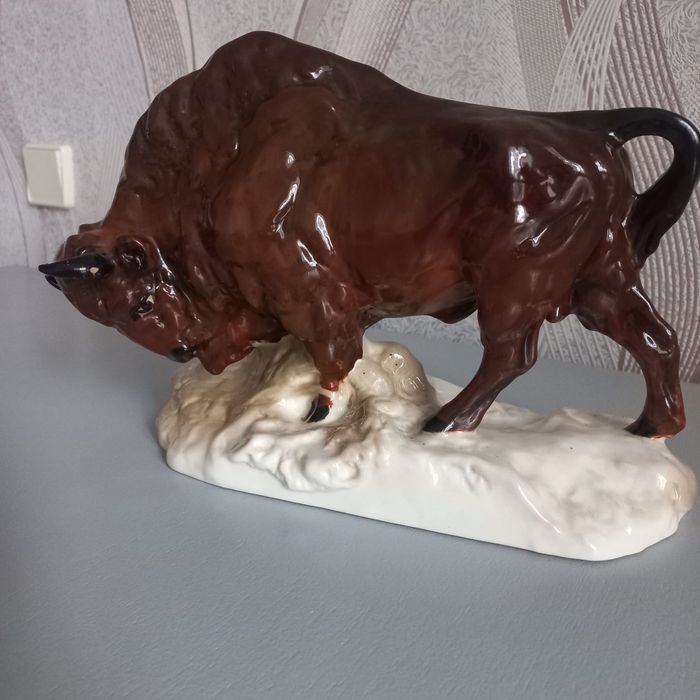 Статуэтка зубр фарфор