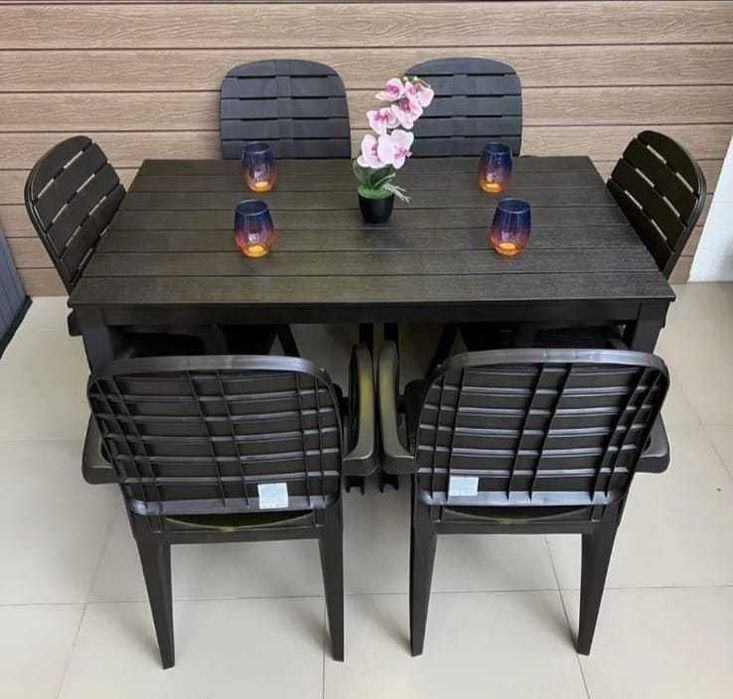 Стол и стулья пластиковые