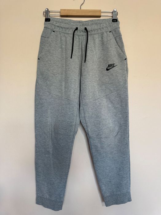 Детски долнища Nike Tech Fleece.