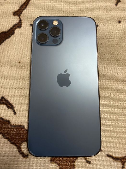 iPhone 12 pro, в хорошем состояние