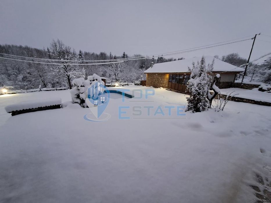 Функционираща къща за гости с басейн и панорамна гледка в село Кисьов