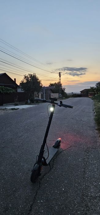 Vând trotinetă electrică NAVEE V40i 350w nominal,iar peak 700w ,încă în garanție