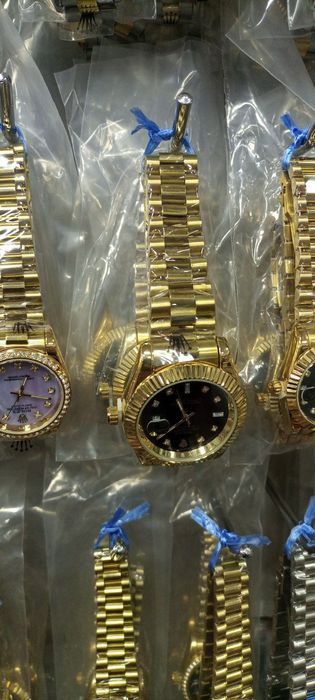 Soat qoʻl soati Часы ручной часы с доставкой

Kitob Qoʻyadigan moslama