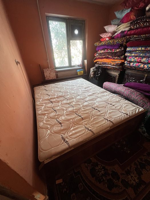 Divan bilan servant sotiladi