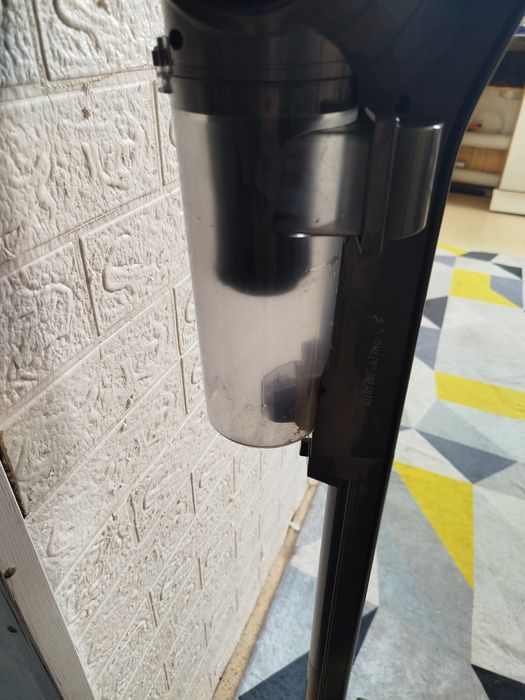 Продам вертикальный пылесос