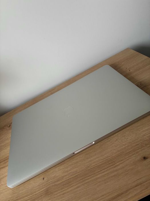 MacBook Pro 16" 2019, i7, 16GB, 512GB SSD, Radeon Pro 5300M 4GB