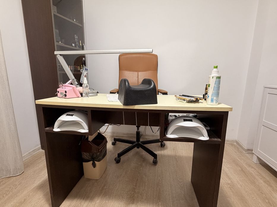 Dulap cu sticla, birou ei scaun ergonomic