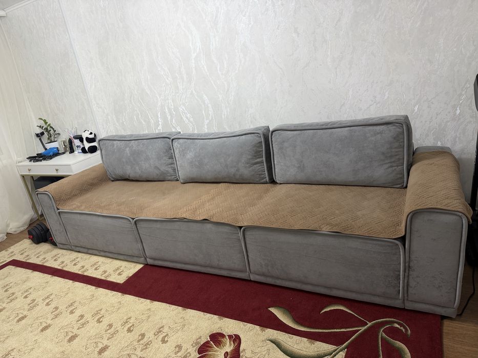 Продам диван 3 метра с отсеком для одечял или вещей
