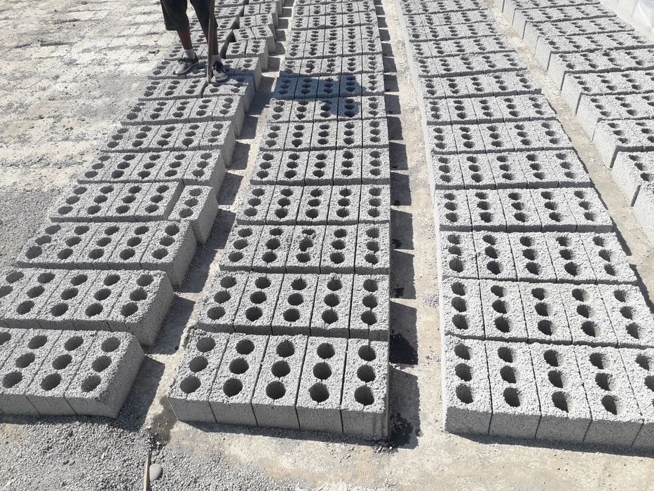 Shlakablok 1800 sòm sifat oʻrtacha narx  kaŕtaga va naqt to'lovga .