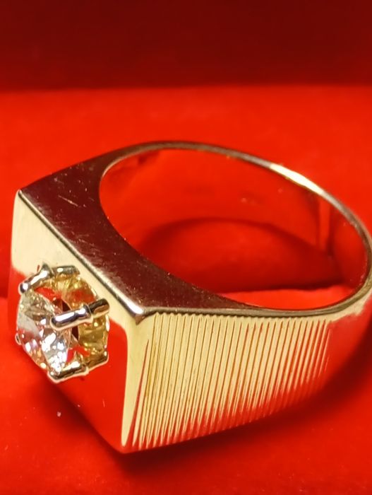 Золотой перстень 750 пробы с бриллиантом