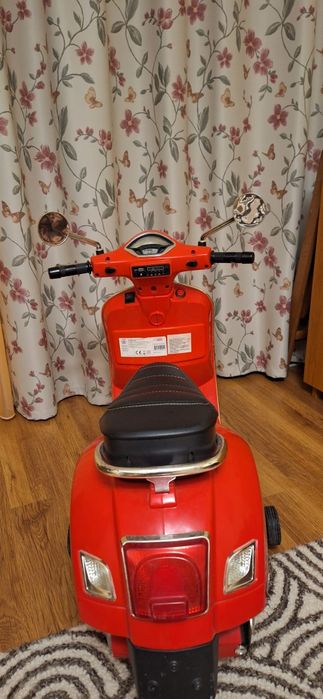 Scuter electric pentru copii Vespa
