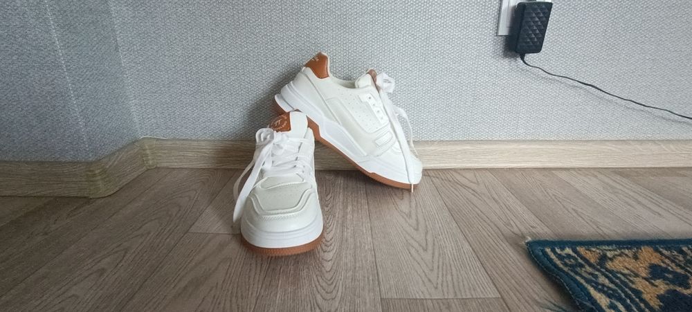 Продам Кроссовки белые