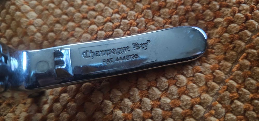 deschizător (sau cheie) de șampanie/vin spumant