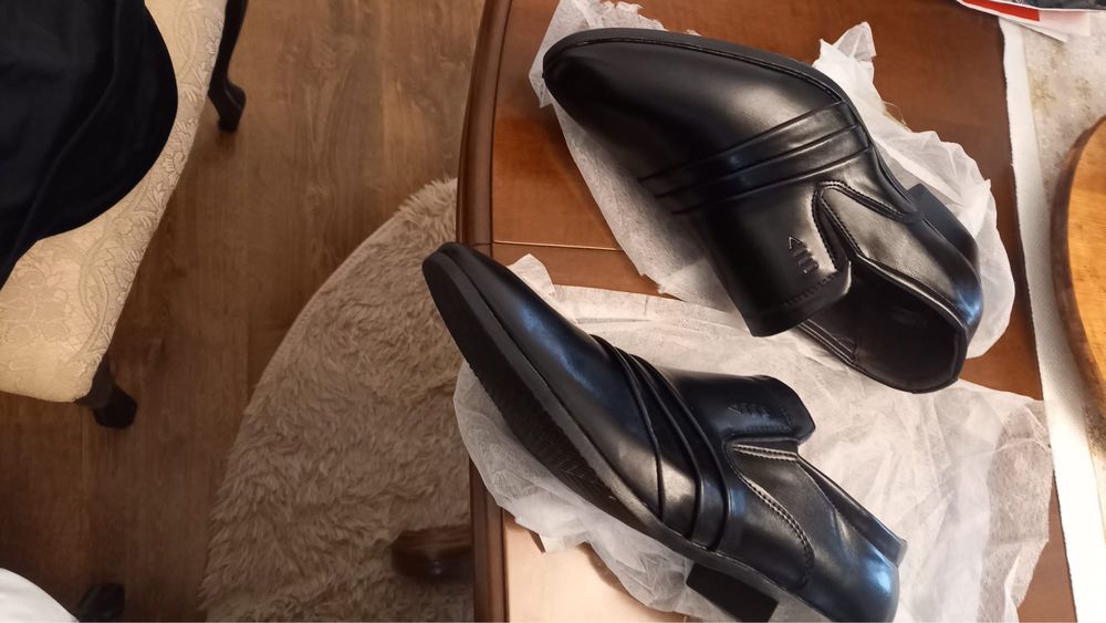 Vand pantofi de piele noi