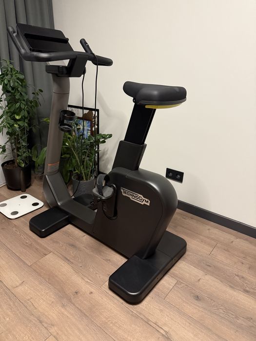 Продаю велотренажер Technogym