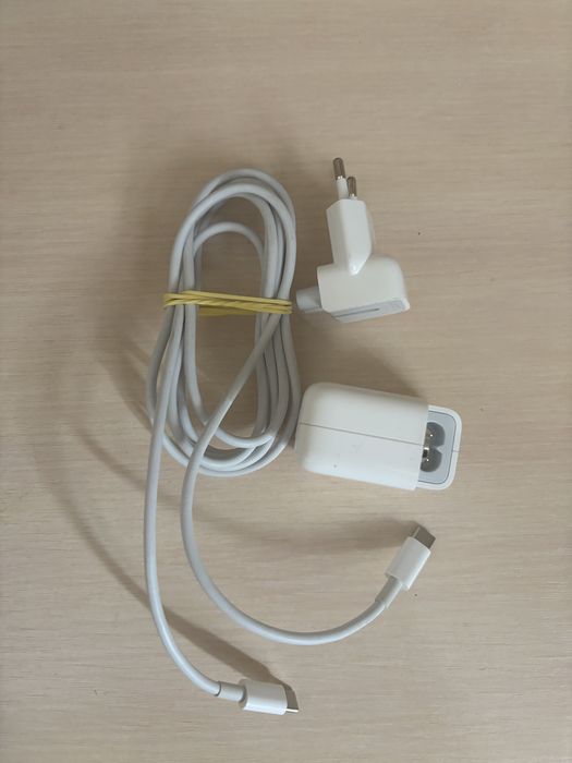 Продам зарядное устройство на iPhone MacBook оригинал
