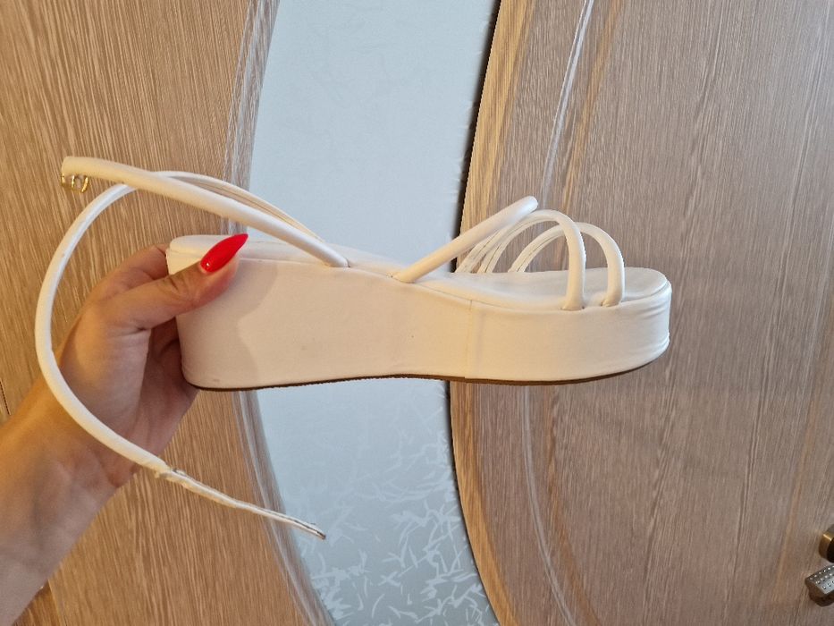 Обувки, носени веднъж на половин цена