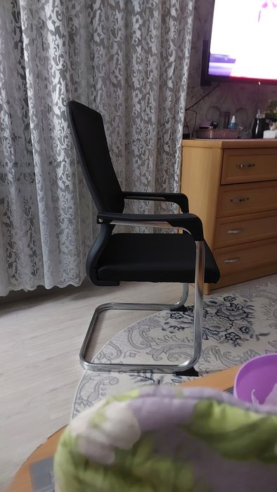 Продам посетительское  кресло  NANO "DAFNA"" эстетичное,черное . удобн