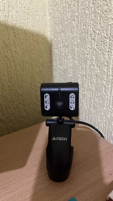 Монитор Samsung, тонколони Logitech, камера и клавиатура