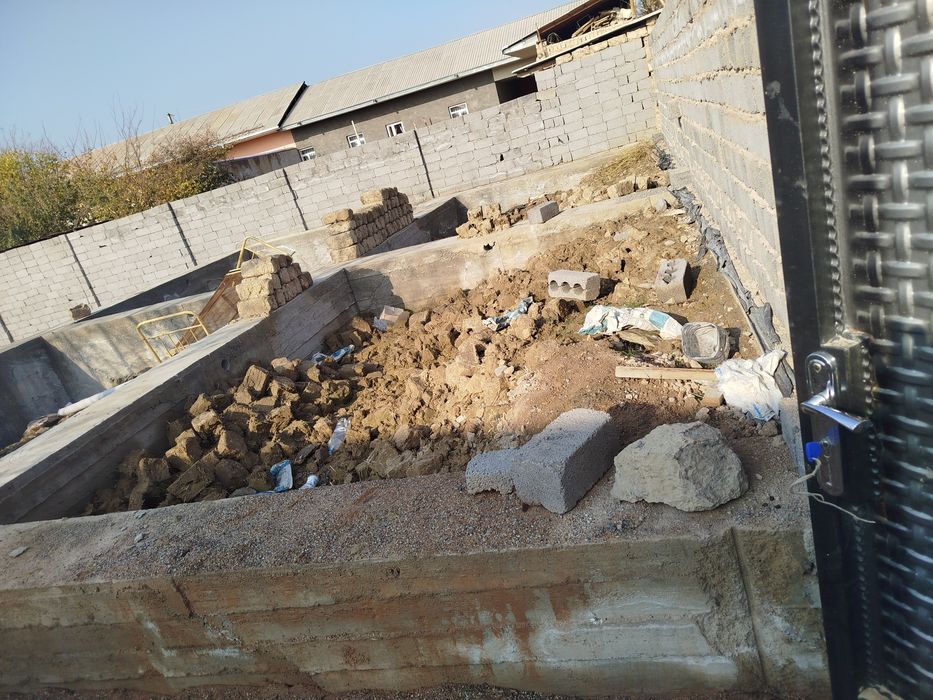 Участок сотилади 6 сотик ураб олинган 5 хона Уй  фундамент килинган.