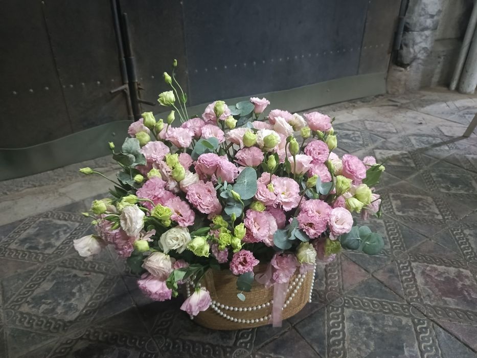 Пышные цветы в корзине