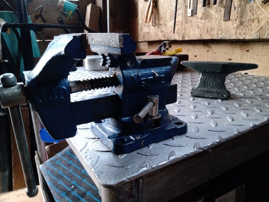 Vând banc de lucru,menghina,ghilotina,nicovala,chei,filiere apa, gaz