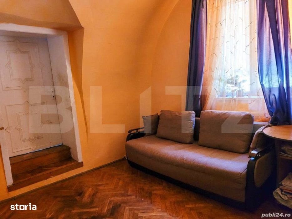 Casa Piata Sfatului compusa din apartament 3 camere, garsoniera, pod m