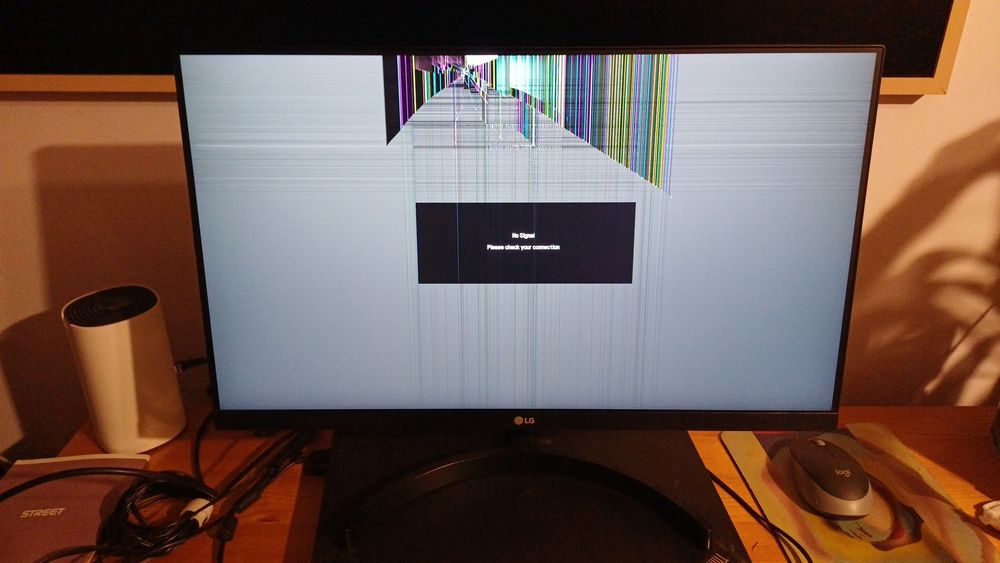 Продавам монитор LG 24MK600M с пукната матрица