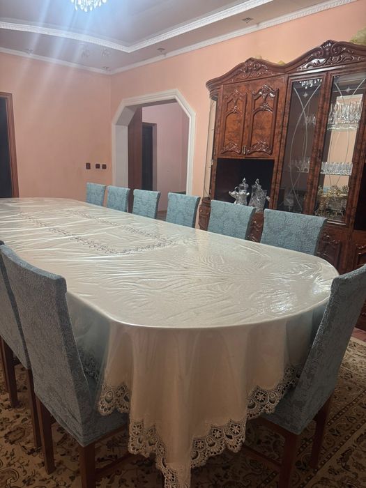 Стенка және стол стулясымен