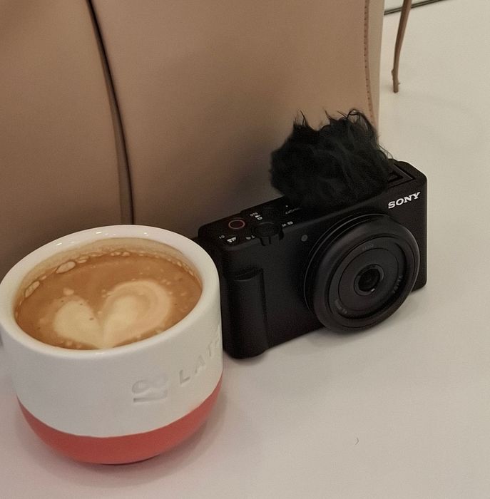 Sony ZV-1F vlogging camera + SD карта