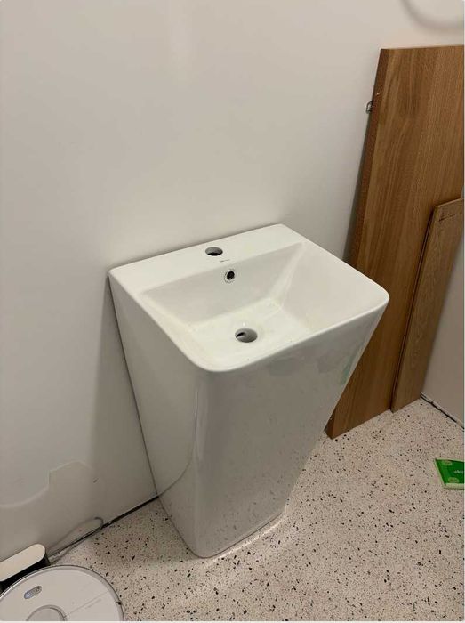 Продавам свободностояща керамична мивка REA Aris