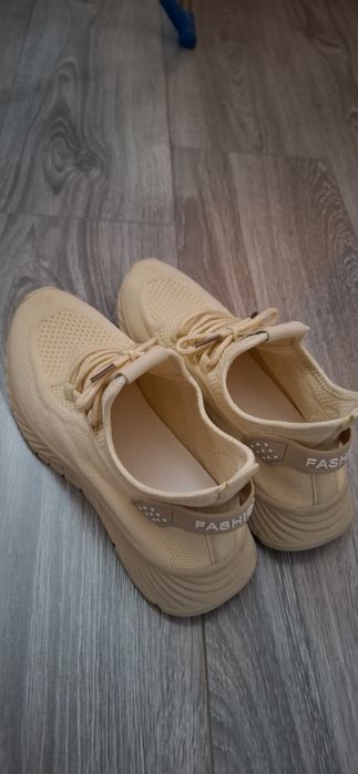 Продам женские кроссовки