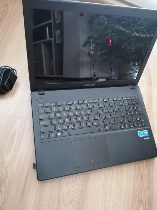 Лаптоп ASUS без външни забележки