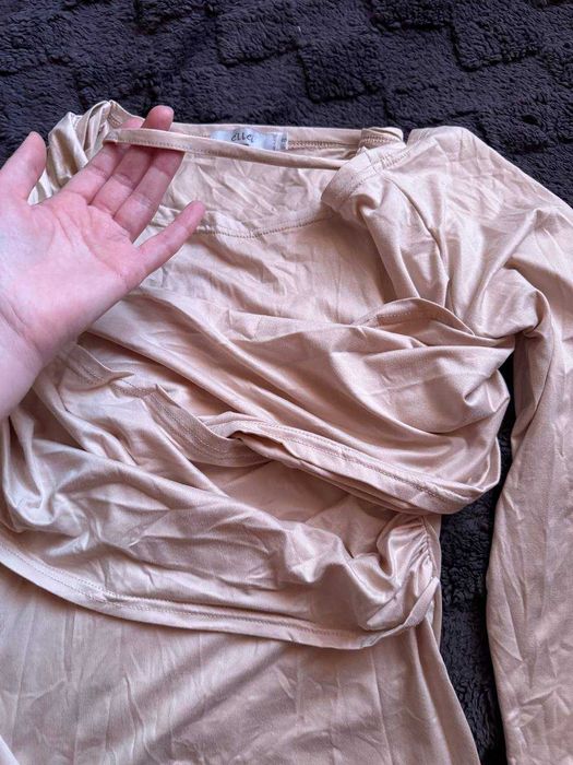 женская одежда (костюмы, платья. кофты)