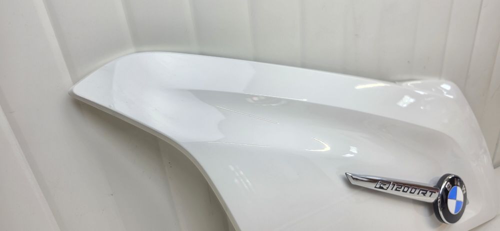 Carena laterala stanga faţă BMW R1200RT 2014-2018 cu emblema