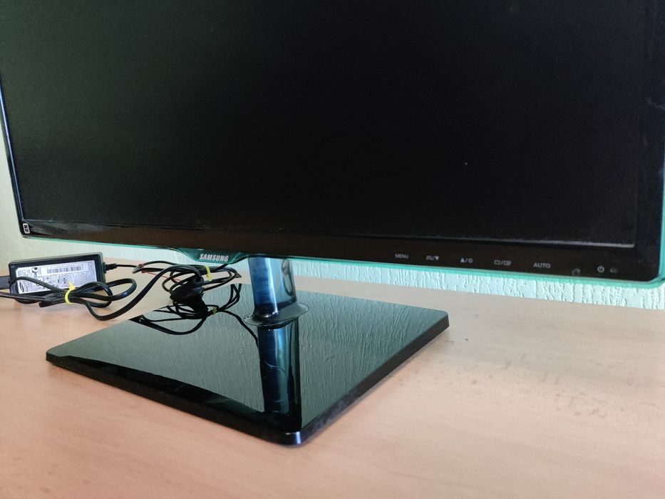 Компютър Lenovo + монитор Samsung