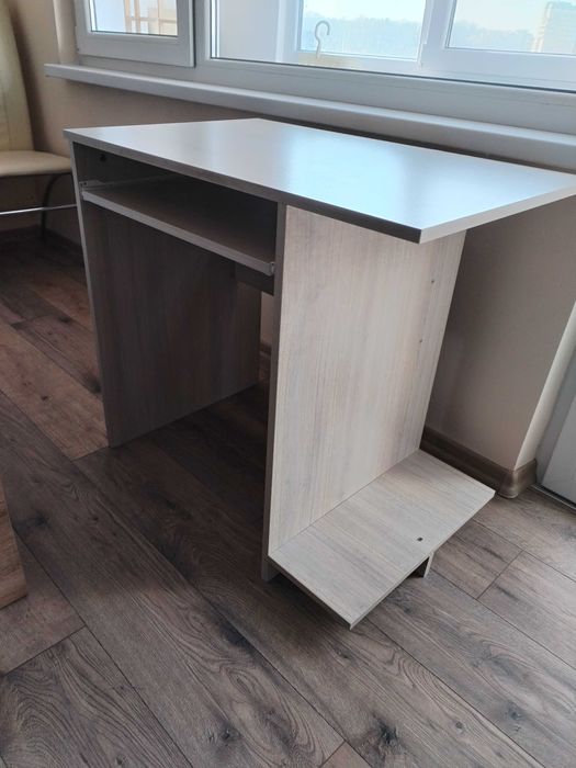 Продавам компютърно бюро