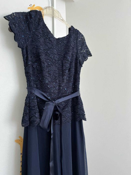 Дълга официална рокля в тъмно син цвят