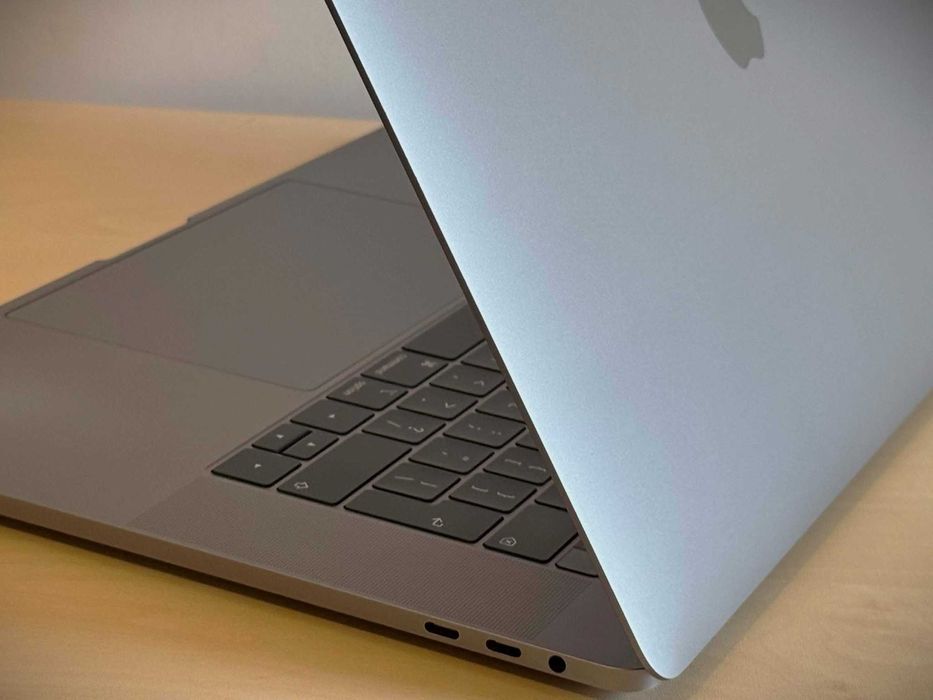 Бартер! НОВ! Macbook Pro 15'' 2018 (3 Цикъла) macOS Monterey (macOS 12)
