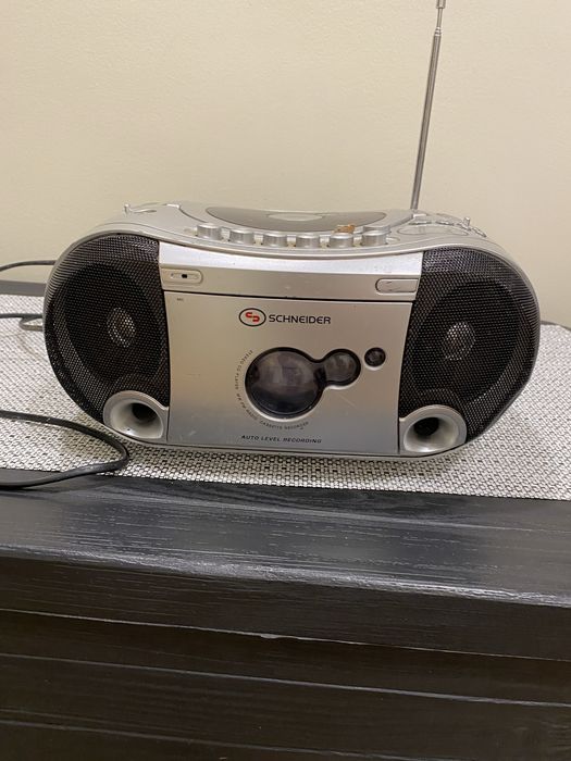 Radiocasetofon ( nu functioneaza C D)