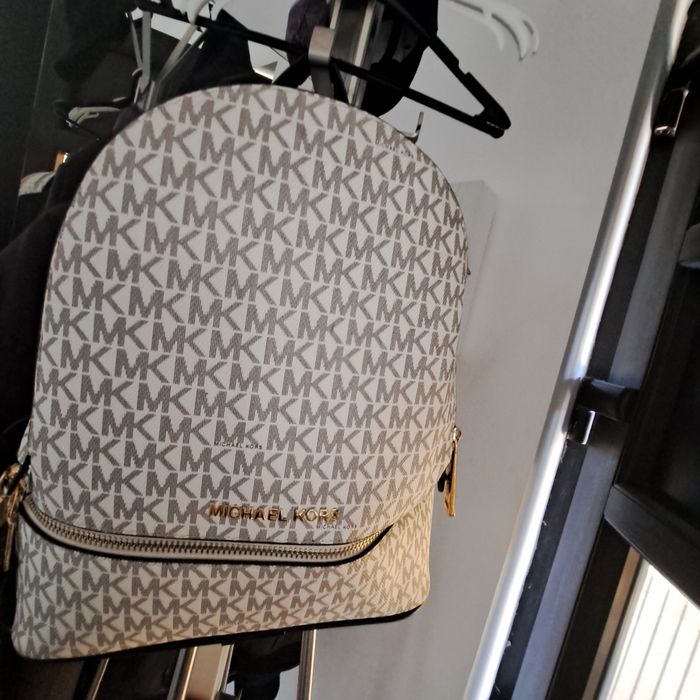 Rucsac , alb si negru