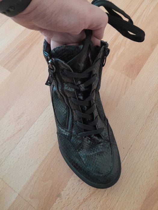 Боти със скрита платформа.