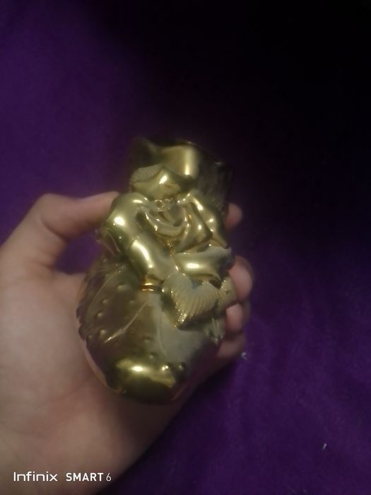 Продаётся 2 чайника и одна туфля не золотая. Нету пиялок или чашек.