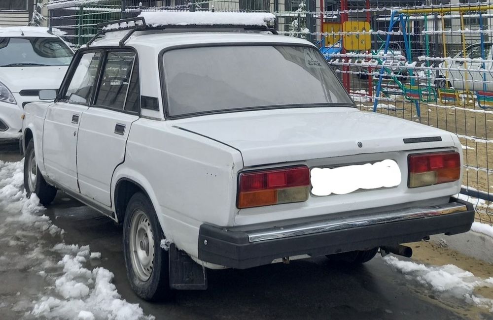 Moshina sotiladi VAZ2107