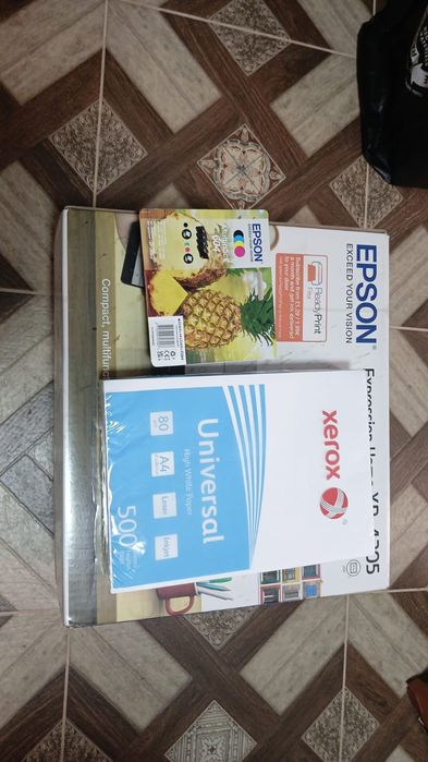 Imprimanta noua cu 4 cartusuri color si un top de coli