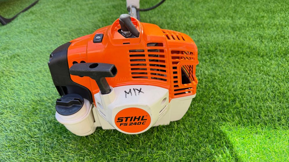 Бензинова моторна косачка с двуръкохватково управление STIHL FS 240 C