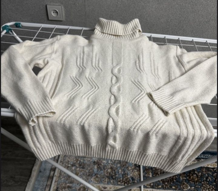 Свитера светлобежевая и черная, 48р. Джинсы 46 р.