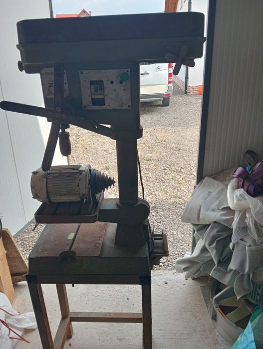 Diverse bormașini pe coloana